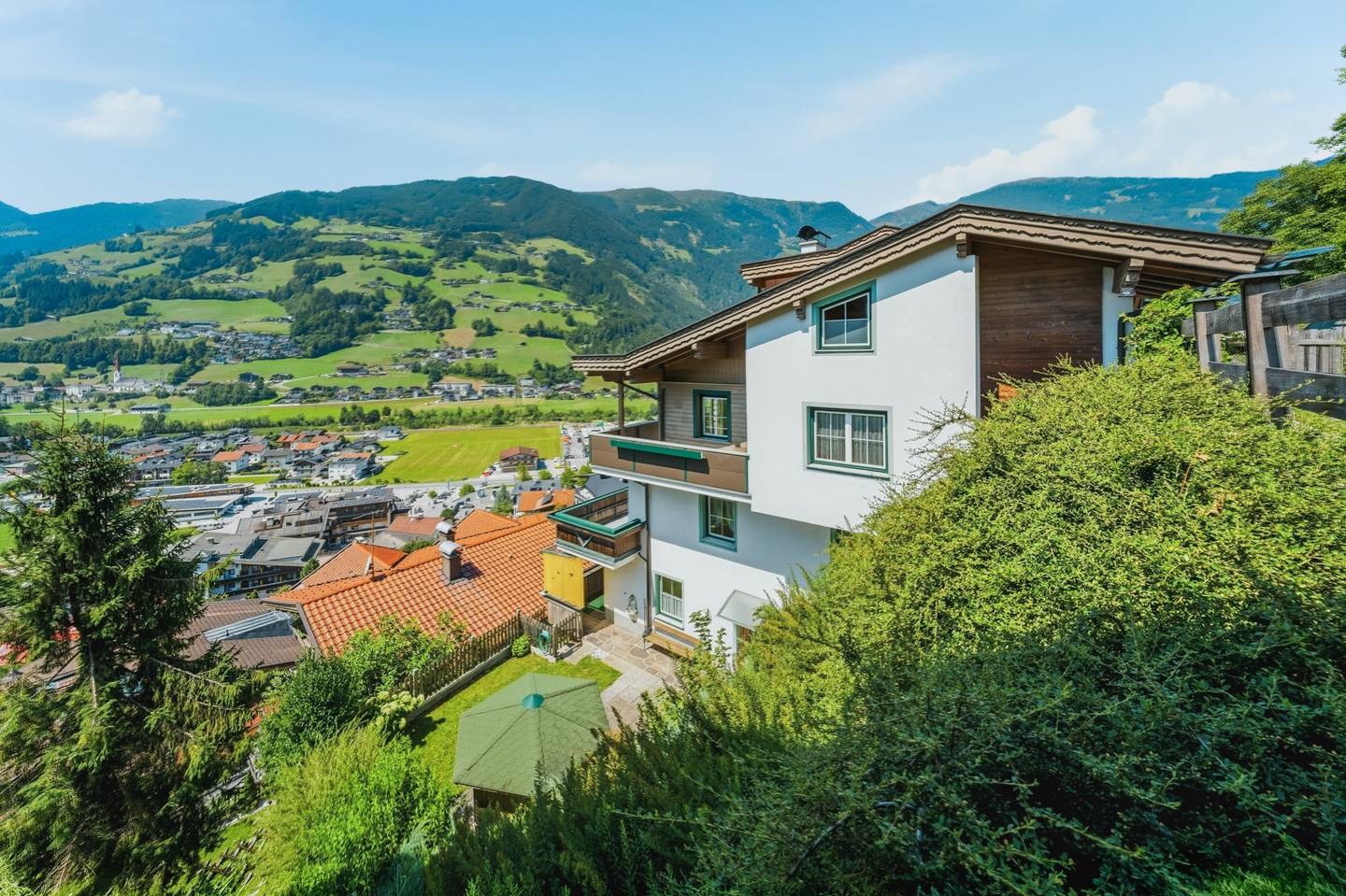 Anlegerwohnung mit Panoramablick und Garten