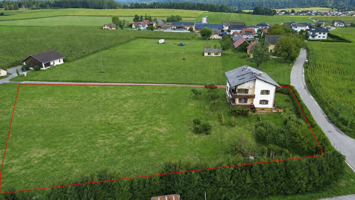 Versatile property with large garden apartment