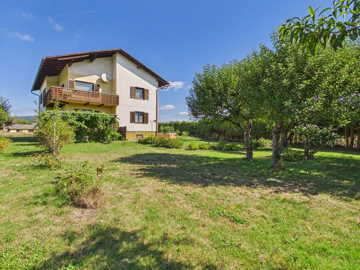 Versatile property with large garden apartment