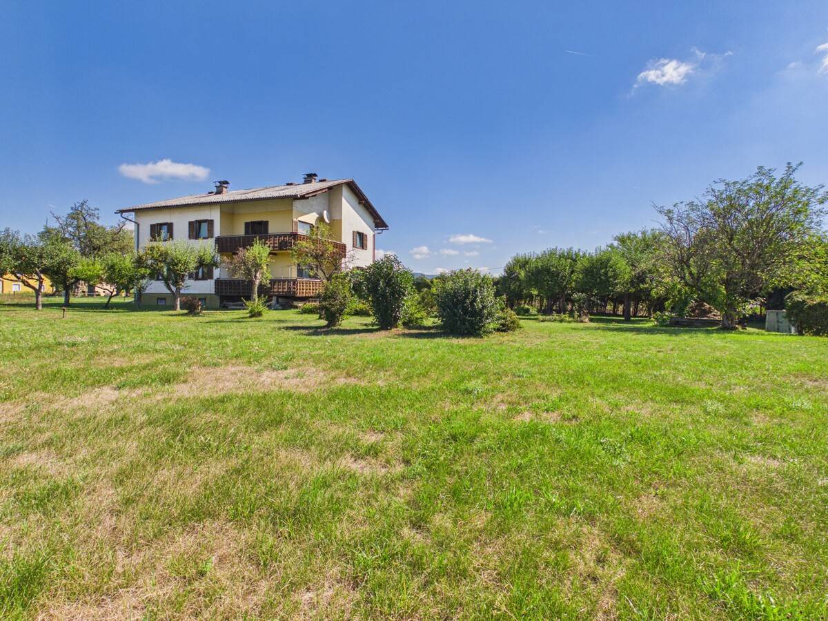 Versatile property with large garden apartment