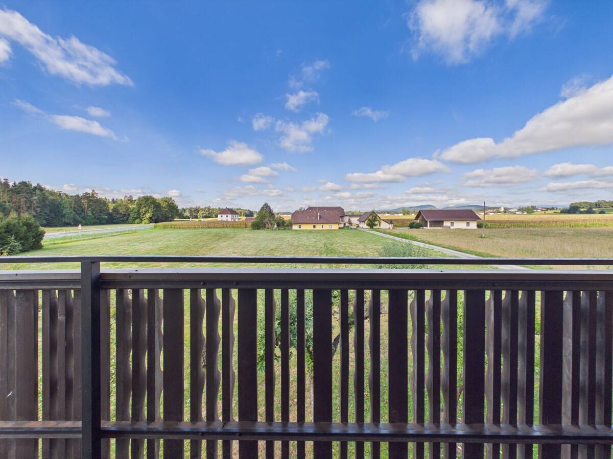 Versatile property with large garden apartment