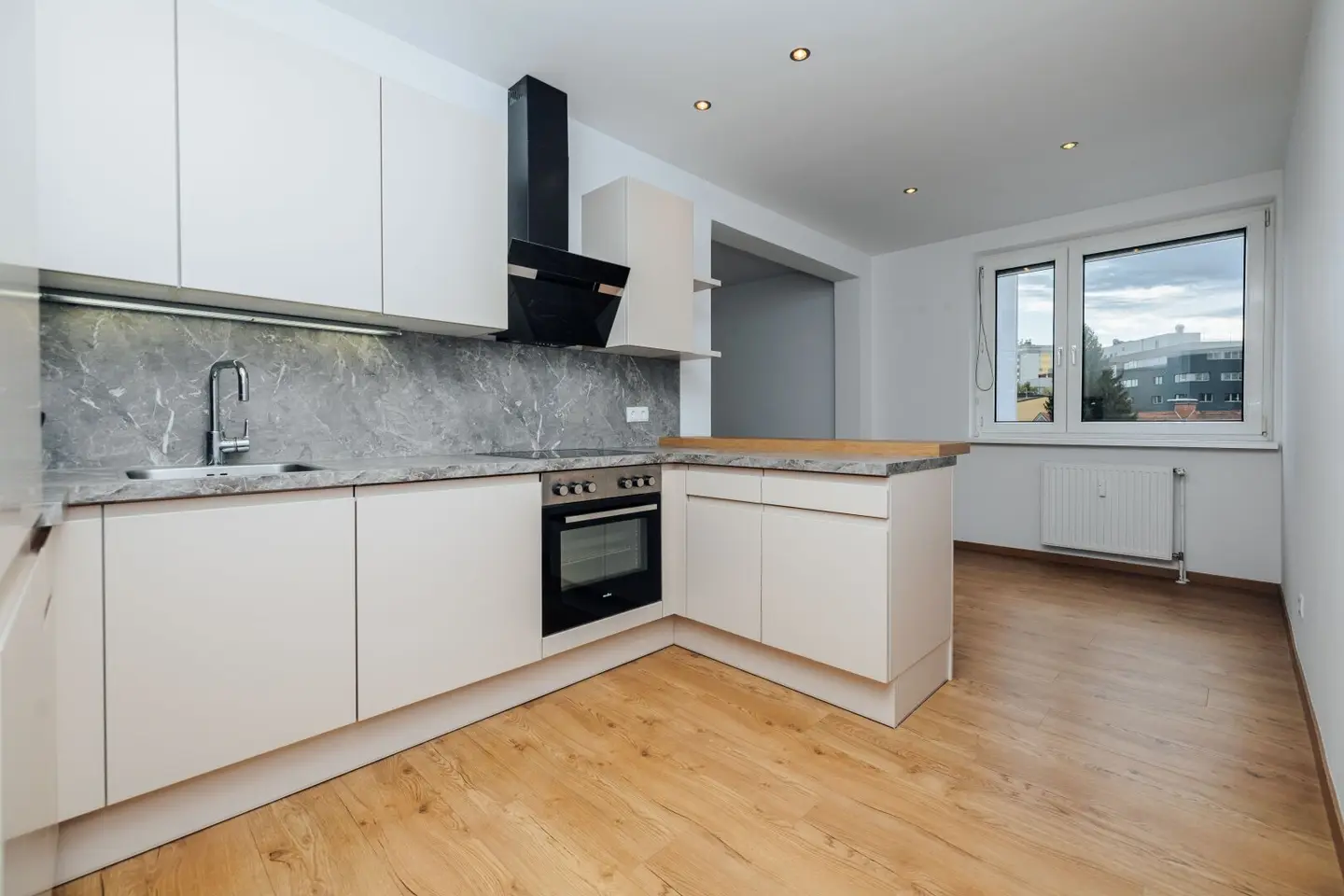 Spacious loggia I DAN kitchen I prime location in Lend I XXL shower I bright rooms I quiet living I Projekt Wohnen
