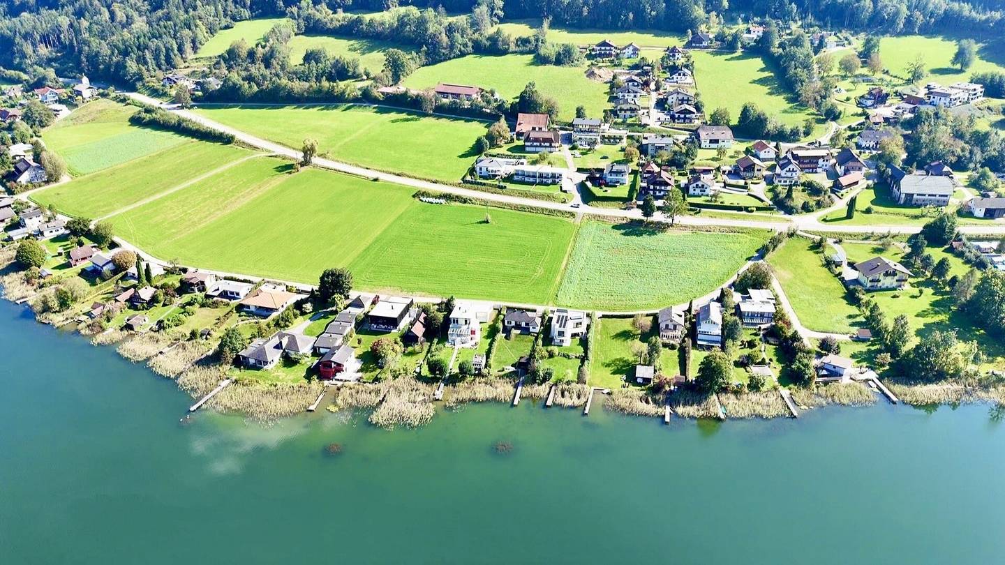 Building plot with lake view already visible from the ground floor
