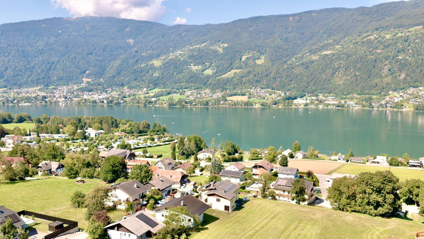 Building plot with lake view already visible from the ground floor