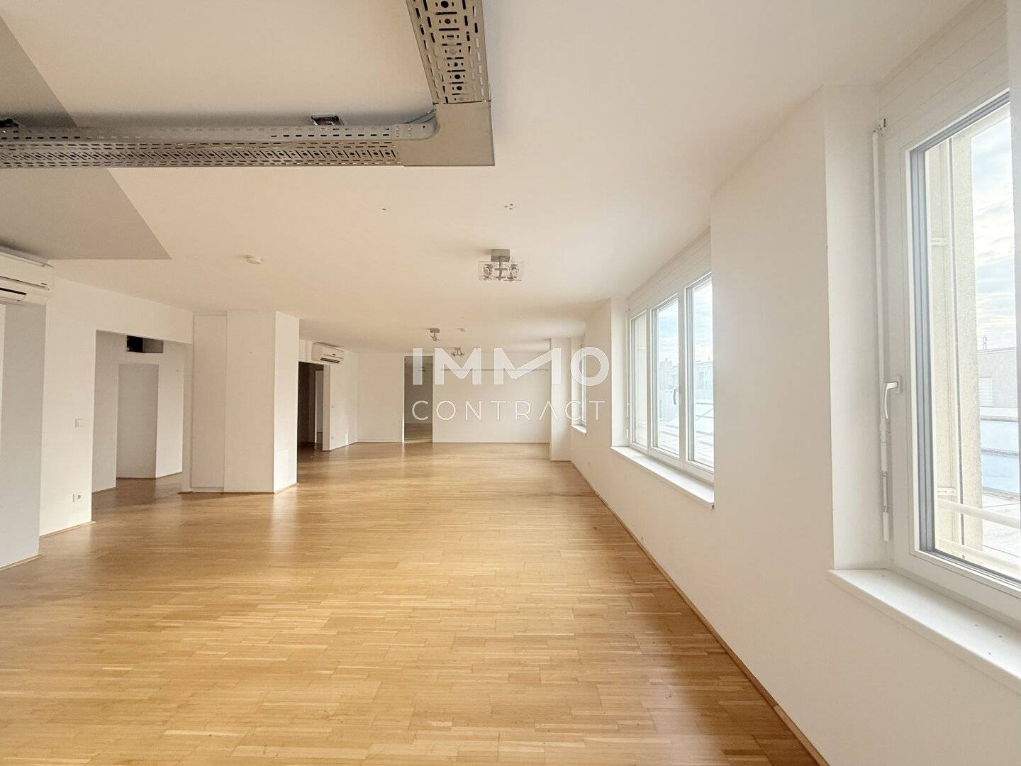 lichtdurchflutetes Büro mit Freifläche in den ehemaligen Sofiensäle - Loft Style