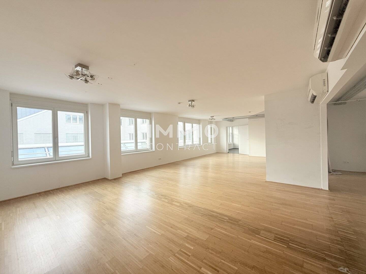 lichtdurchflutetes Büro mit Freifläche in den ehemaligen Sofiensäle - Loft Style