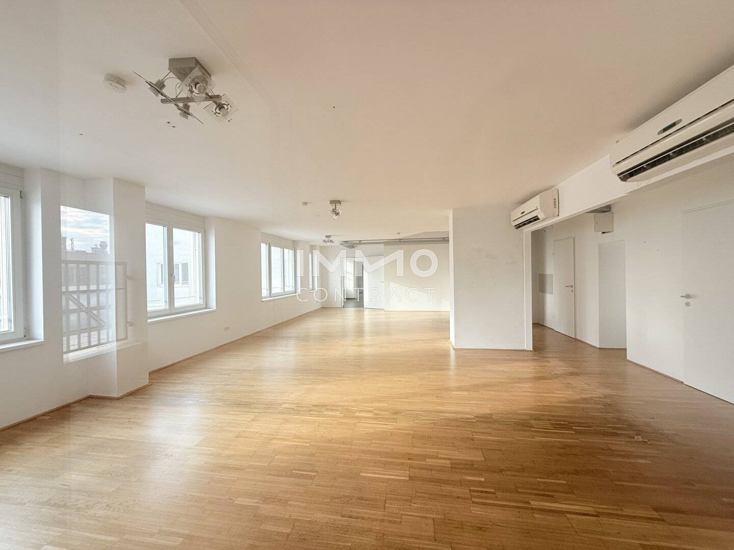 lichtdurchflutetes Büro mit Freifläche in den ehemaligen Sofiensäle - Loft Style