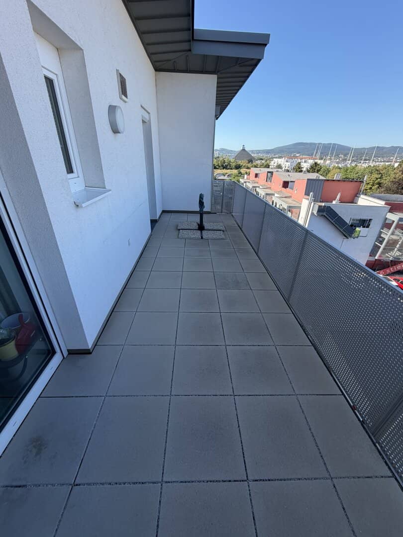 Commission-free and Immediate Move-in: 3-room apartment with spacious balcony and distant view directly on the Vienna city border - Top 2/35