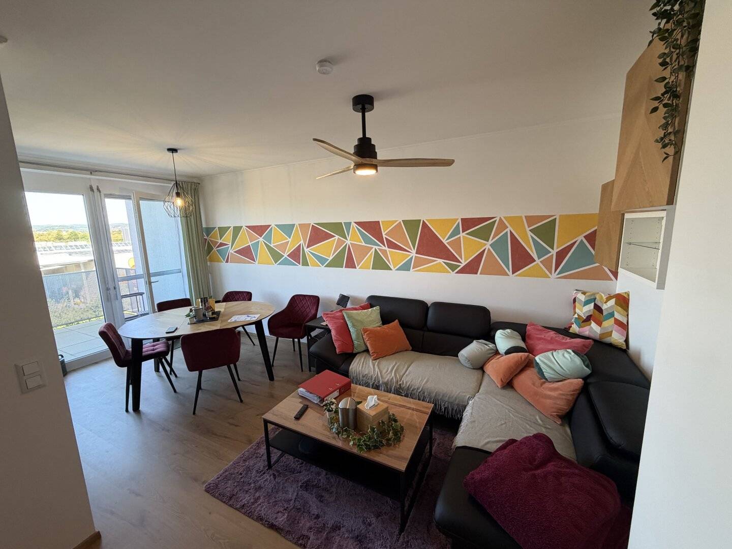 Commission-free and Immediate Move-in: 3-room apartment with spacious balcony and distant view directly on the Vienna city border - Top 2/35