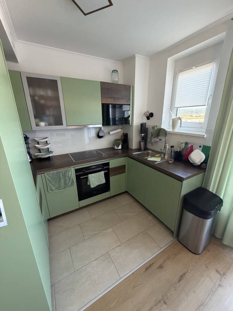 Commission-free and Immediate Move-in: 3-room apartment with spacious balcony and distant view directly on the Vienna city border - Top 2/35