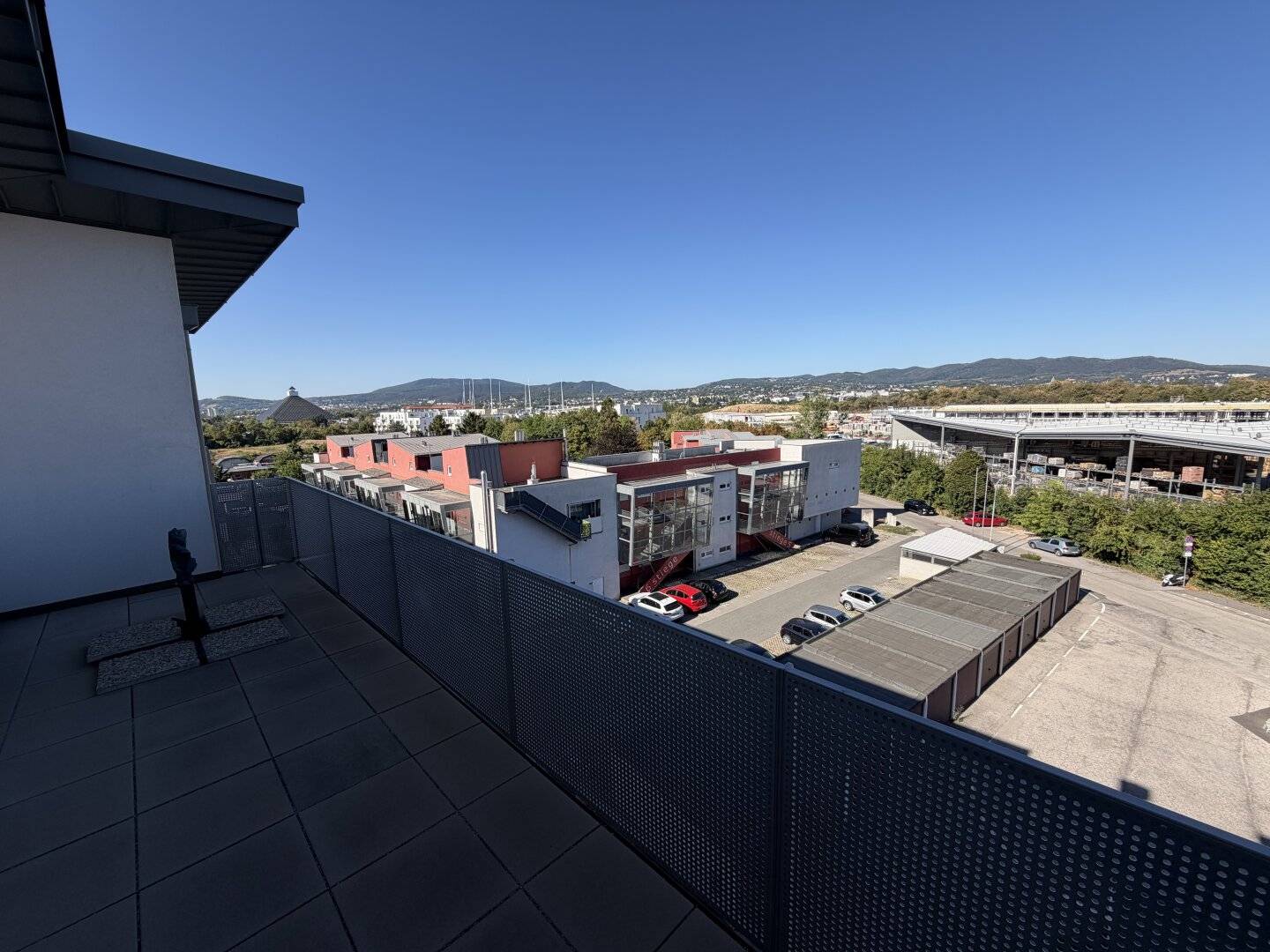 Commission-free and Immediate Move-in: 3-room apartment with spacious balcony and distant view directly on the Vienna city border - Top 2/35