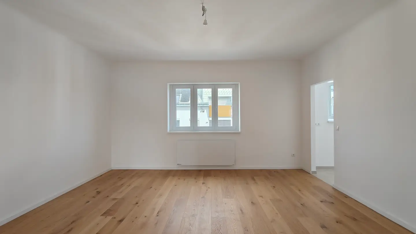 First occupancy apartment with oak parquet and quiet courtyard
