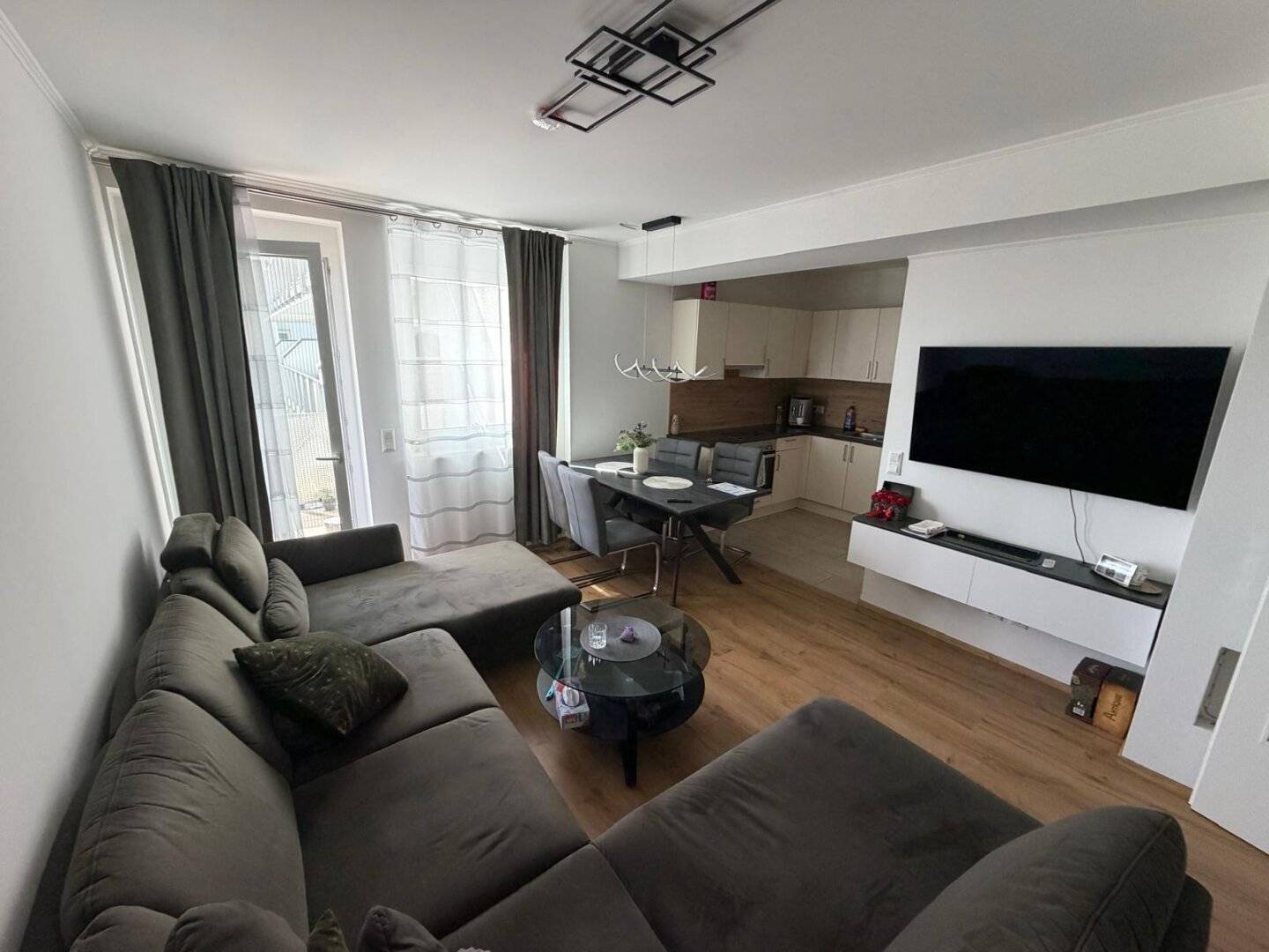 Provisionsfrei und Sofortbezug: 3 Zimmerwohnung mit Balkon und eigenem 33 m2 Dachgarten direkt an der Stadtgrenze Wien - Top 1/16