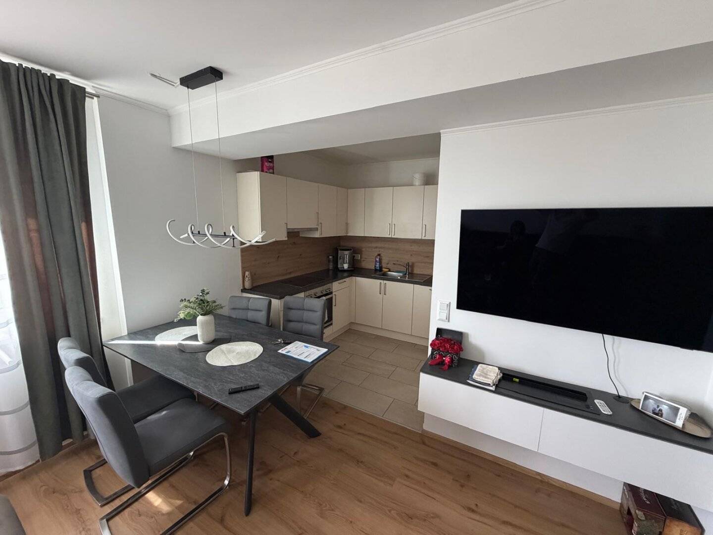 Provisionsfrei und Sofortbezug: 3 Zimmerwohnung mit Balkon und eigenem 33 m2 Dachgarten direkt an der Stadtgrenze Wien - Top 1/16