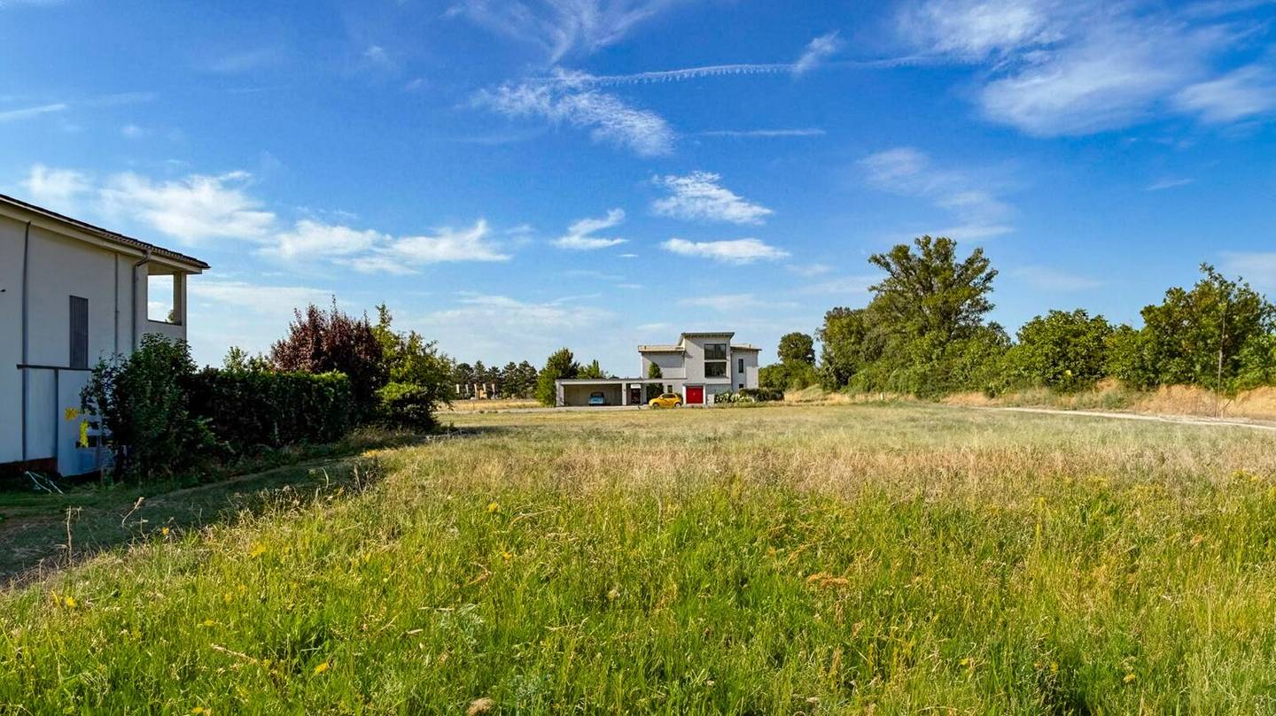 Corner building plot: Your future in Laxenburg?