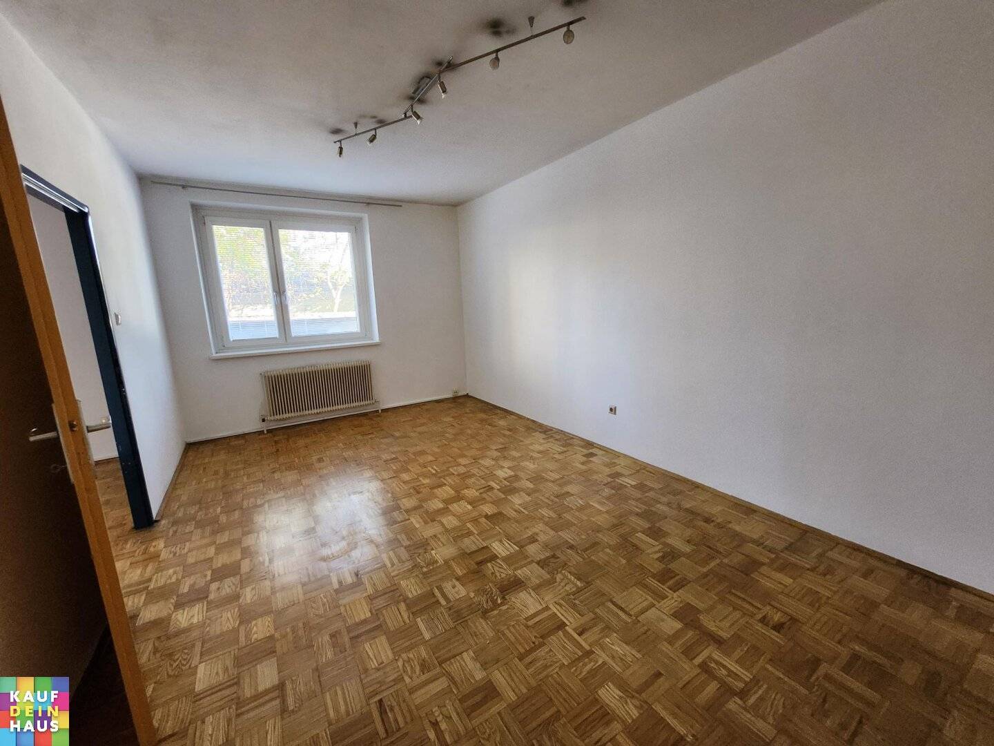 COMMISSION-FREE 2-ROOM APARTMENT