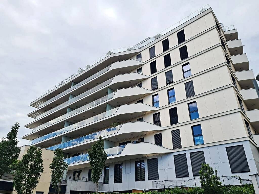EXKLUSIVES WOHNEN, gepflegte 71 m2 Neubau mit 14 m2 Balkon, 2 Zimmer, Komplettküche, Wannenbad, Parketten, Ruhelage, Pfarrwiesengasse