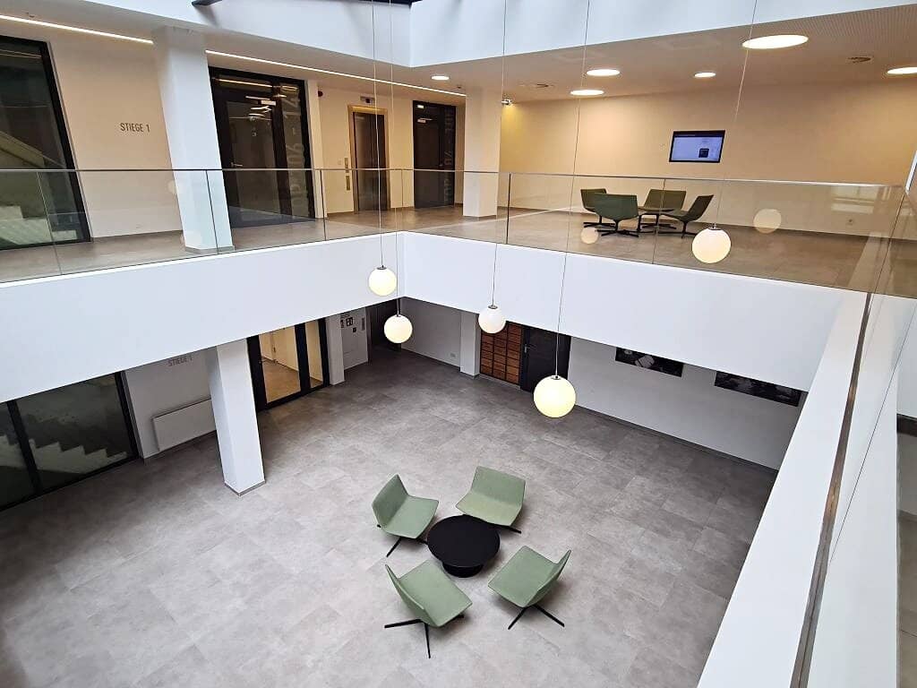 EXKLUSIVES WOHNEN, gepflegte 71 m2 Neubau mit 14 m2 Balkon, 2 Zimmer, Komplettküche, Wannenbad, Parketten, Ruhelage, Pfarrwiesengasse