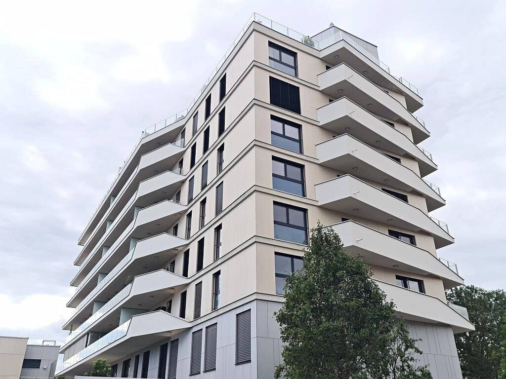 EXKLUSIVES WOHNEN, gepflegte 71 m2 Neubau mit 14 m2 Balkon, 2 Zimmer, Komplettküche, Wannenbad, Parketten, Ruhelage, Pfarrwiesengasse