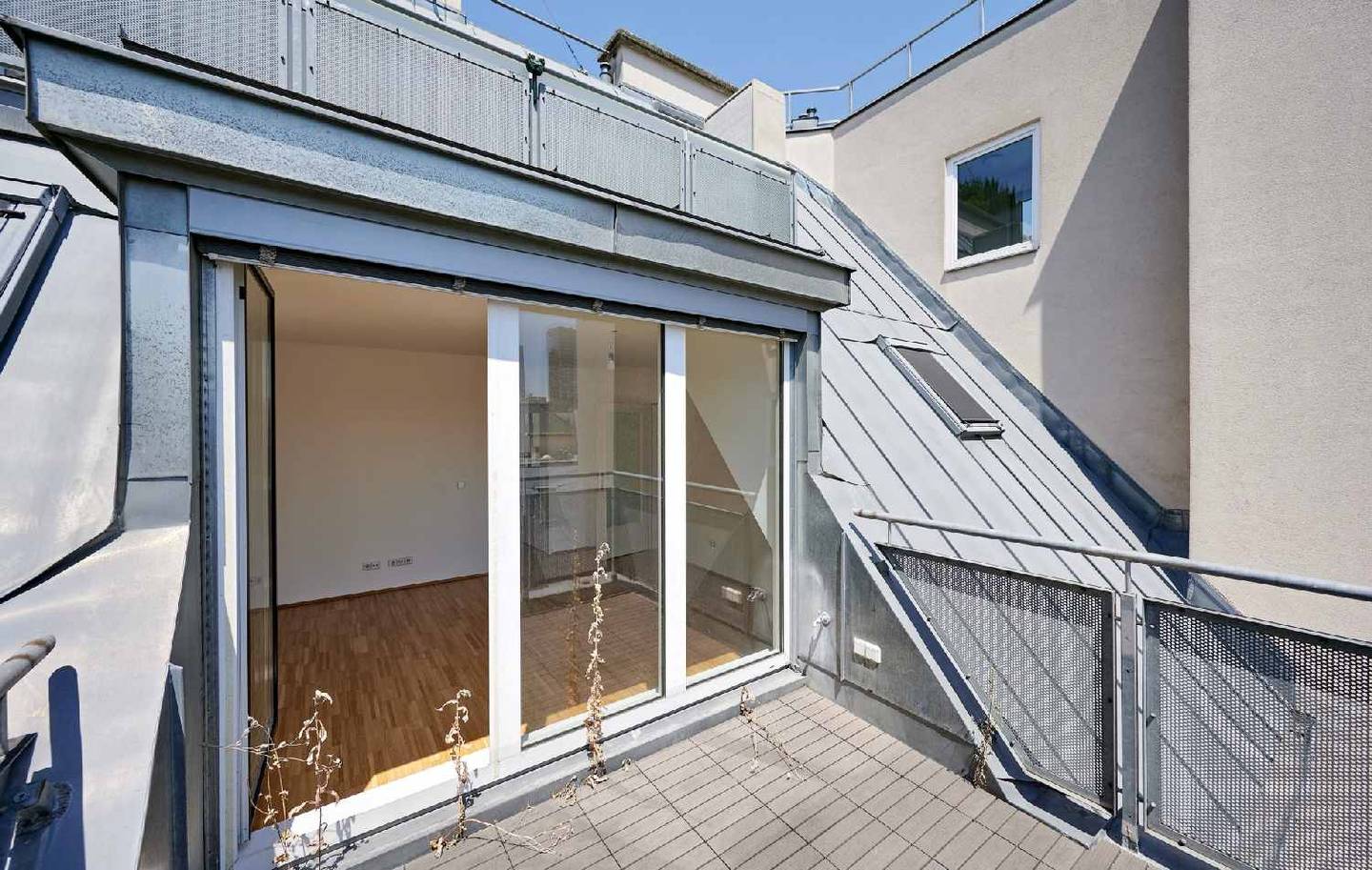 Bright attic apartment with terrace near the Prater