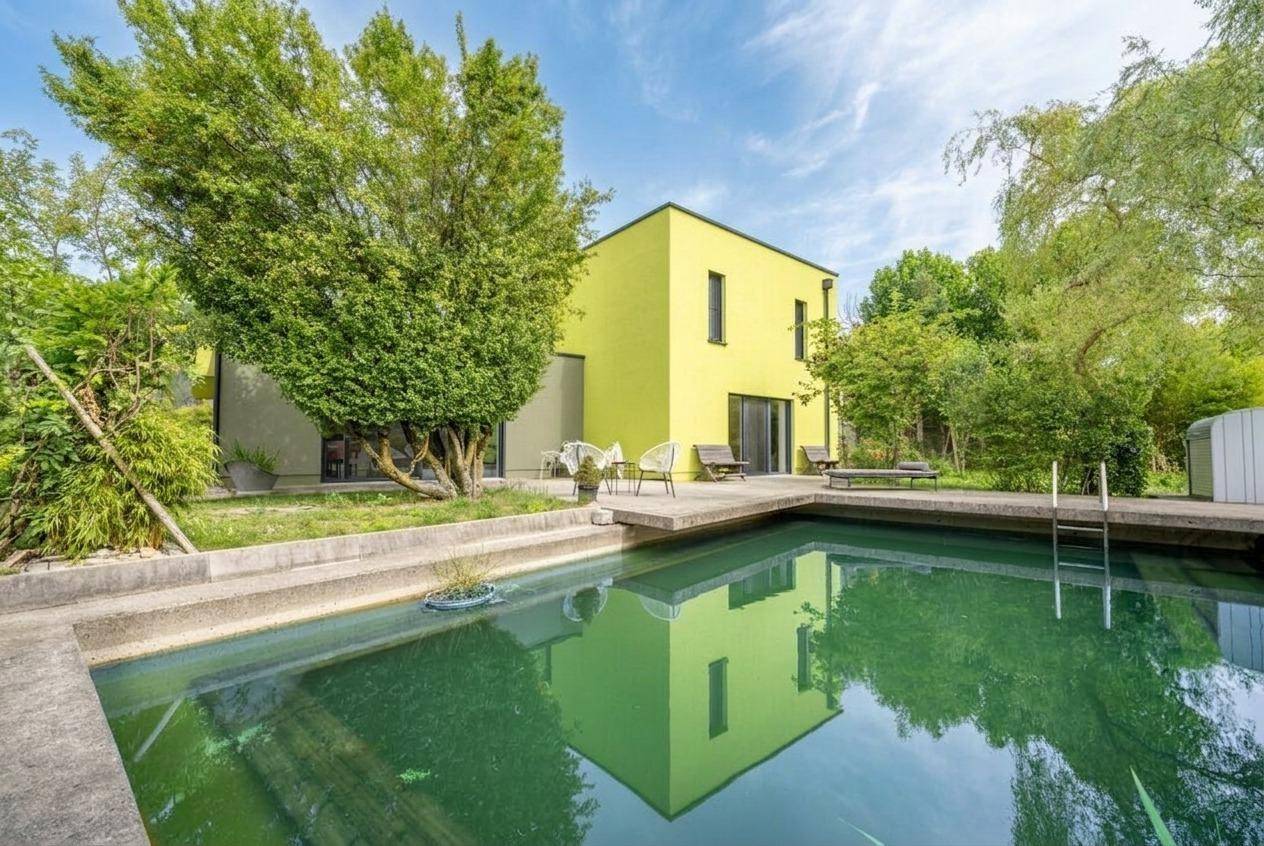 Light filled apartment with natural pool and spacious garden