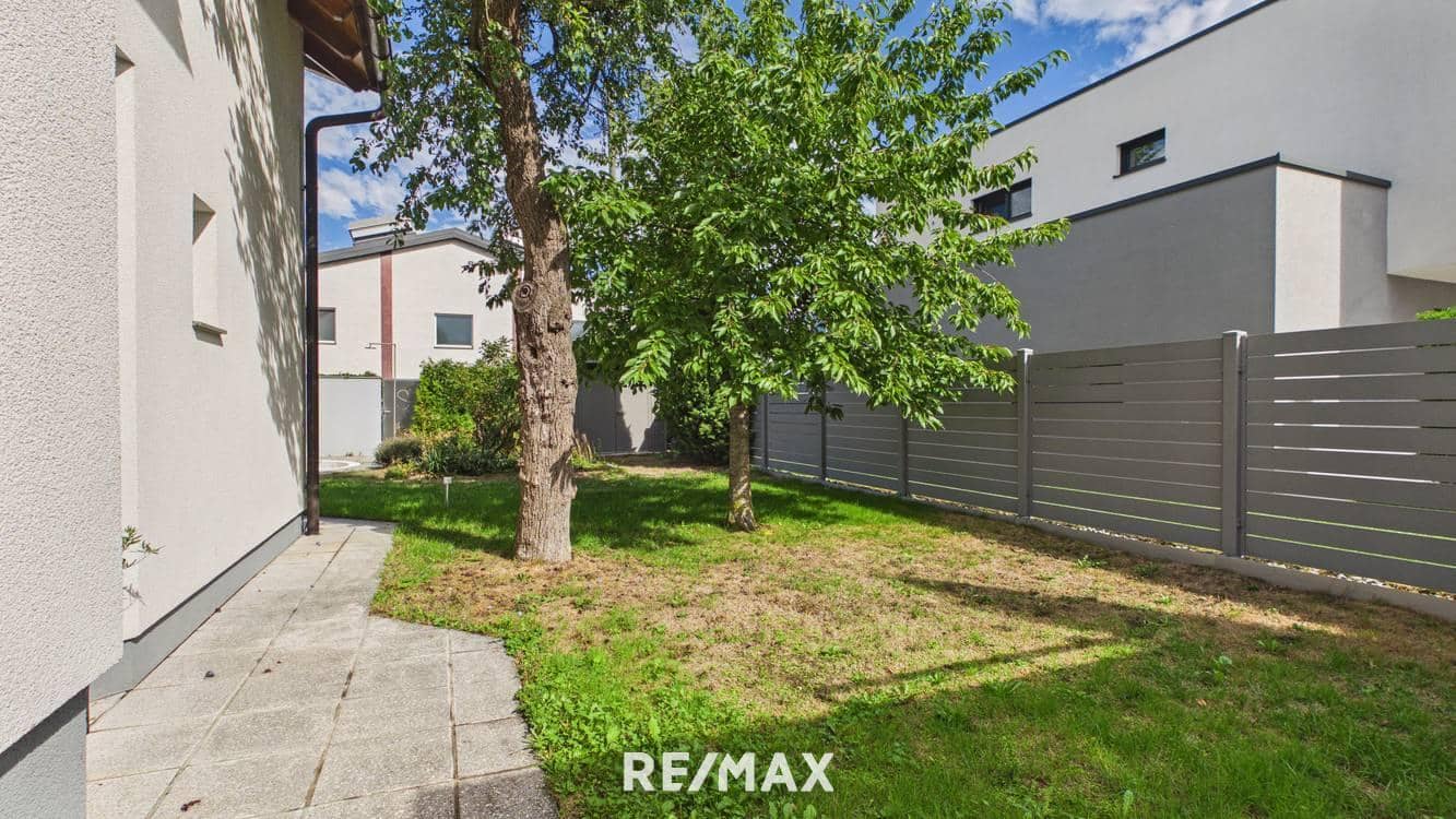 Hochwertige Familienwohnung im Neubau mit Garten und Pool