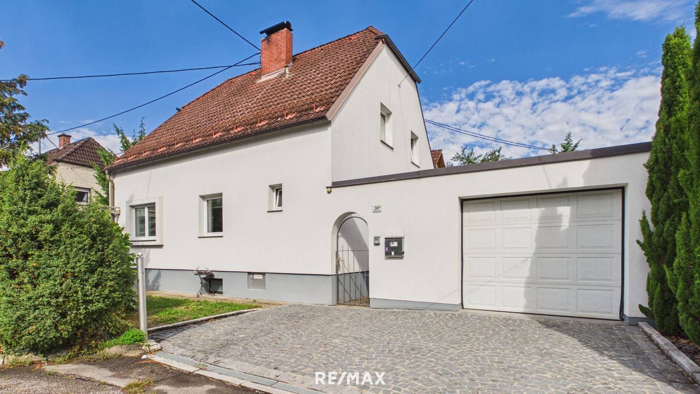 Hochwertige Familienwohnung im Neubau mit Garten und Pool