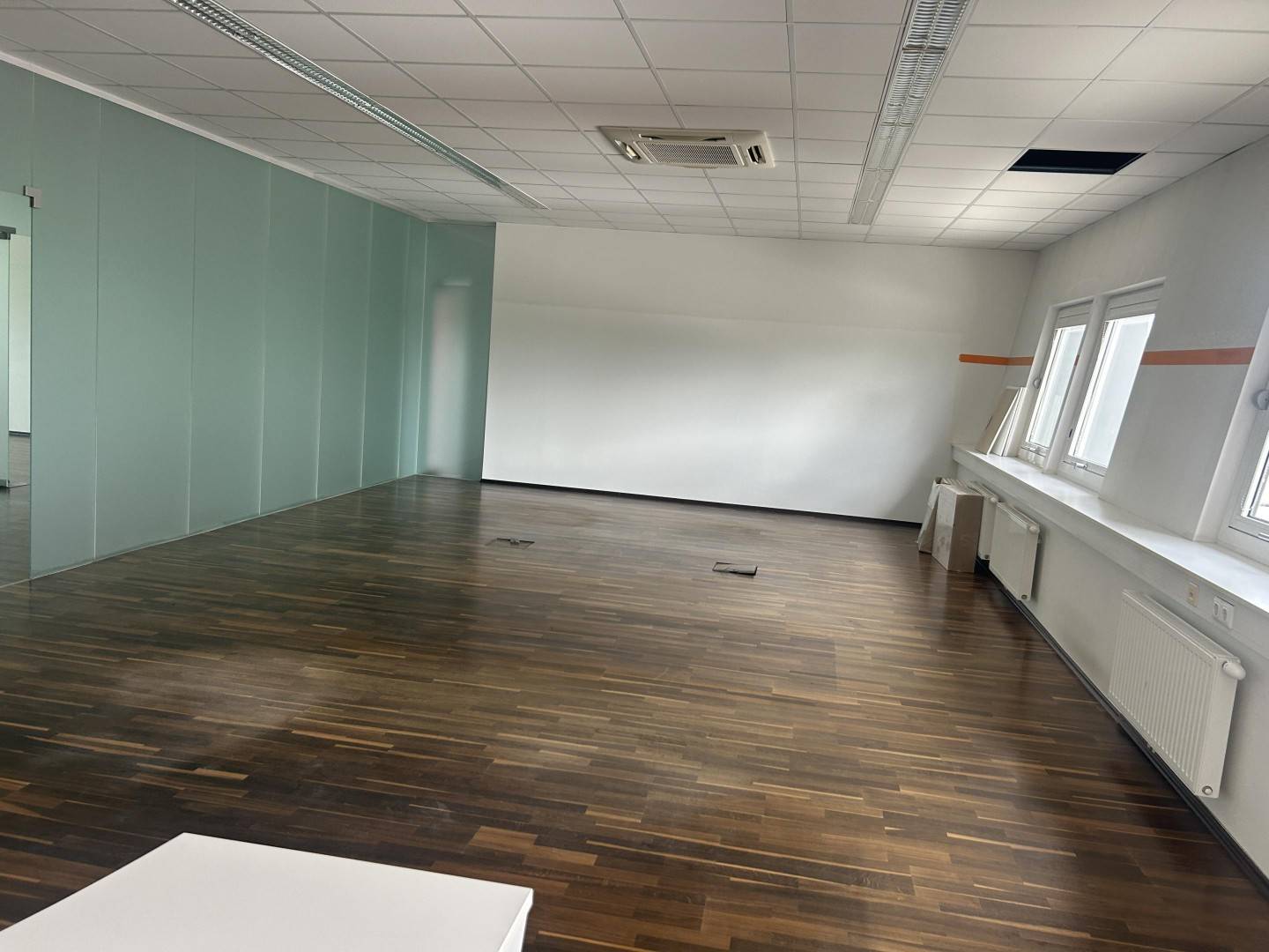 Helle Loftwohnung mit flexibler Bürofläche und Parkplätzen