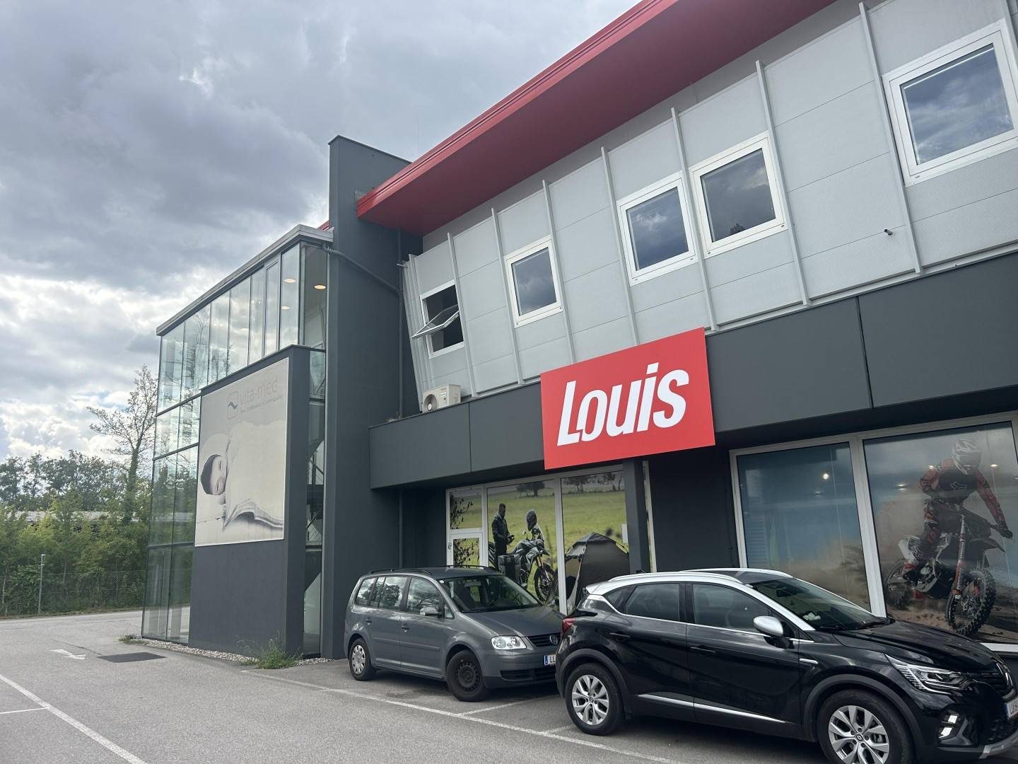 Helle Loftwohnung mit flexibler Bürofläche und Parkplätzen