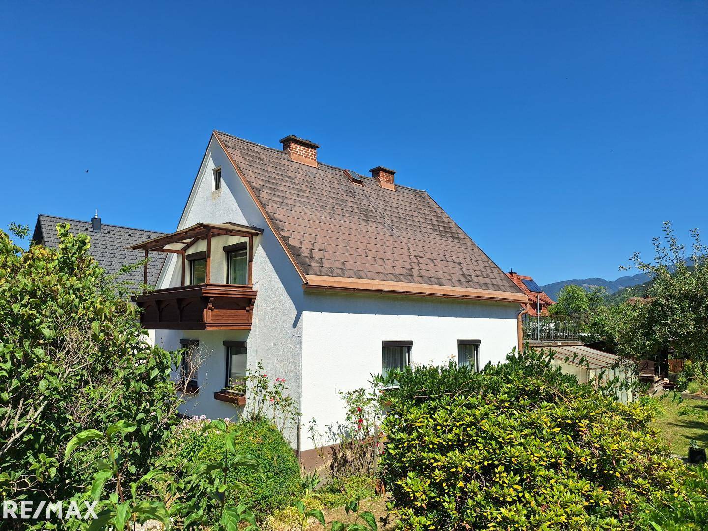 Teilrenovierte Familienwohnung mit großem Garten und Garagen