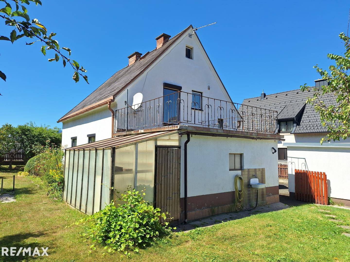 Teilrenovierte Familienwohnung mit großem Garten und Garagen