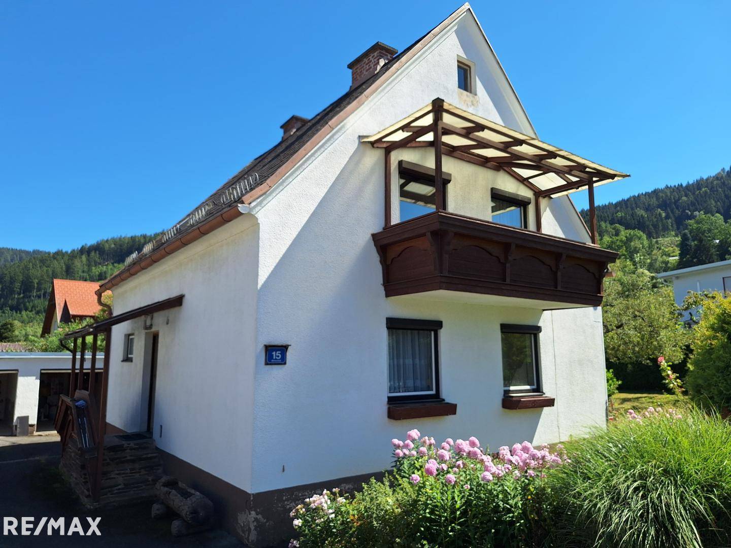 Teilrenovierte Familienwohnung mit großem Garten und Garagen