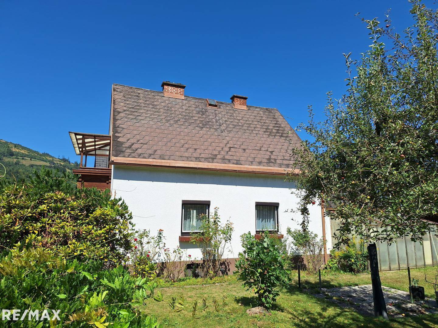 Teilrenovierte Familienwohnung mit großem Garten und Garagen
