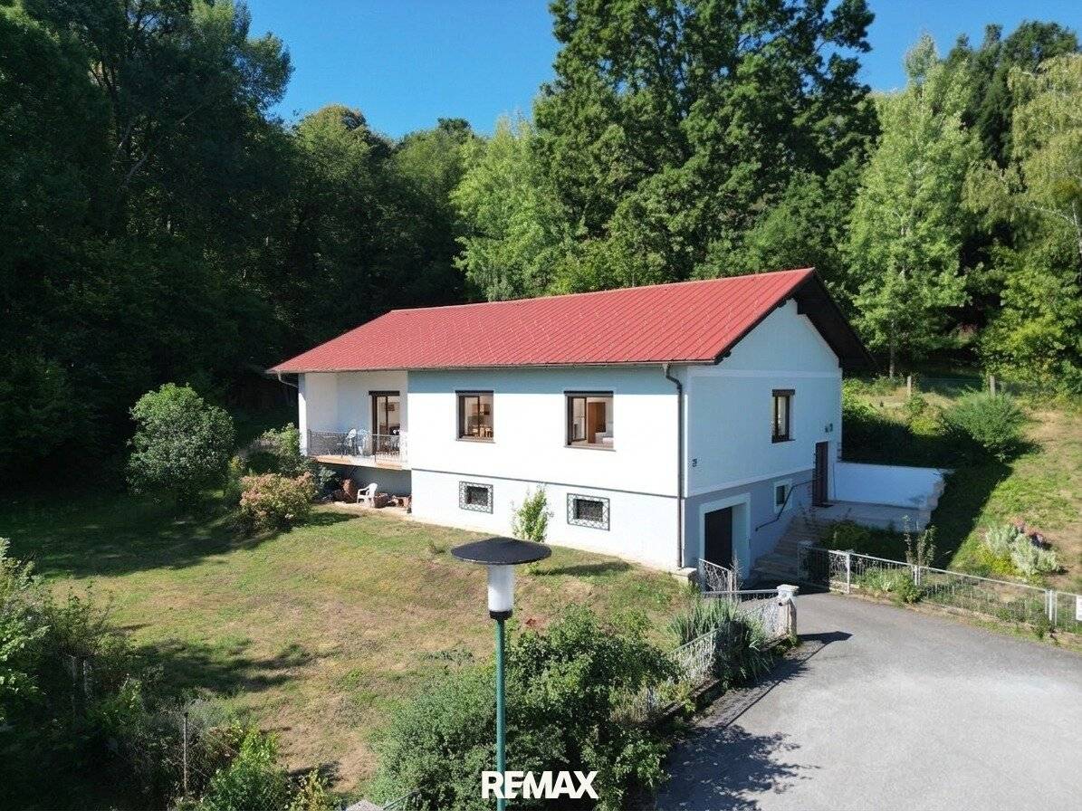 Single-family house in quiet location at the end of a cul-de-sac in Stegersbach with garden, garage &amp; balcony