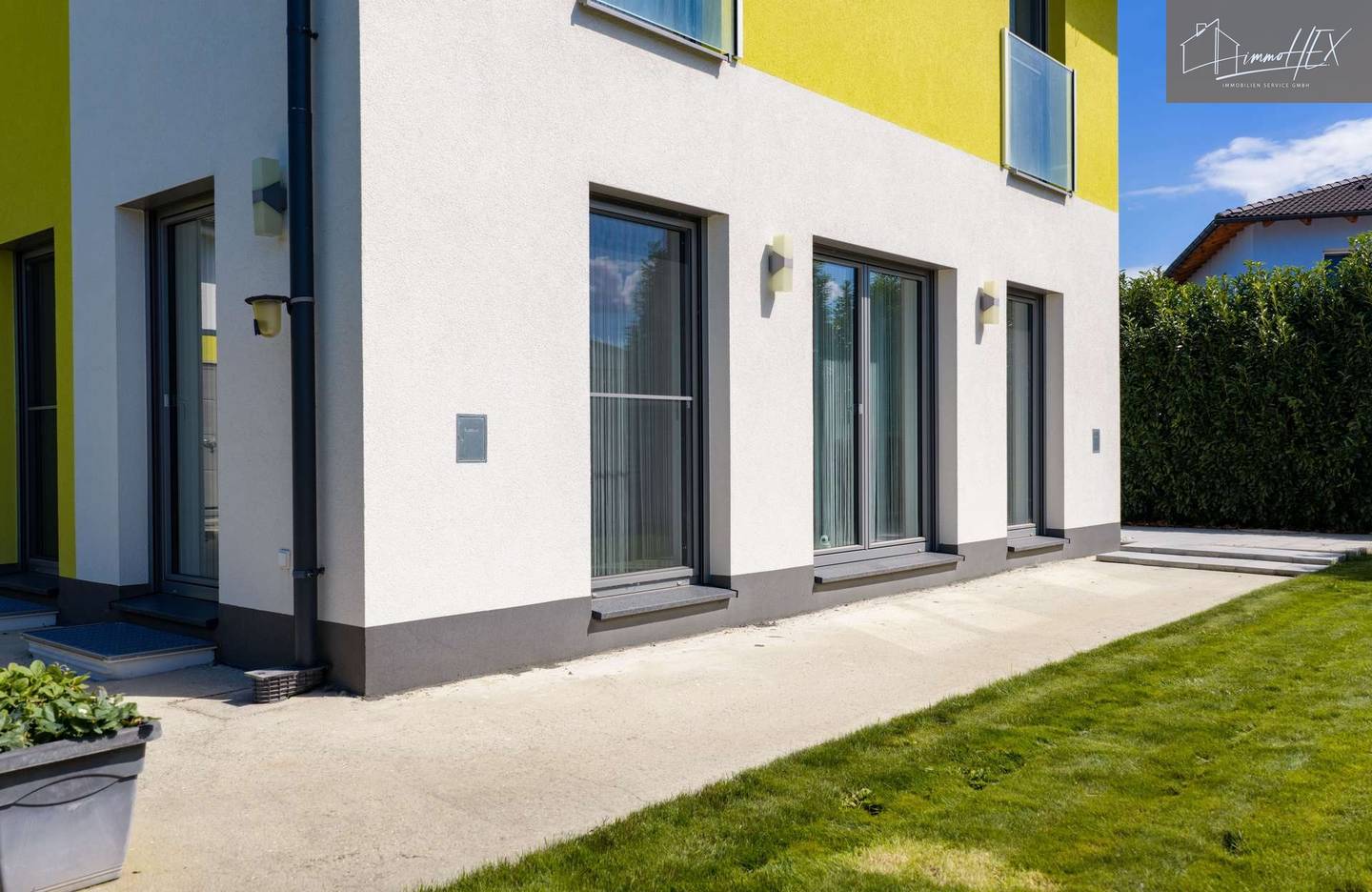 Family apartment with underfloor cooling and garden