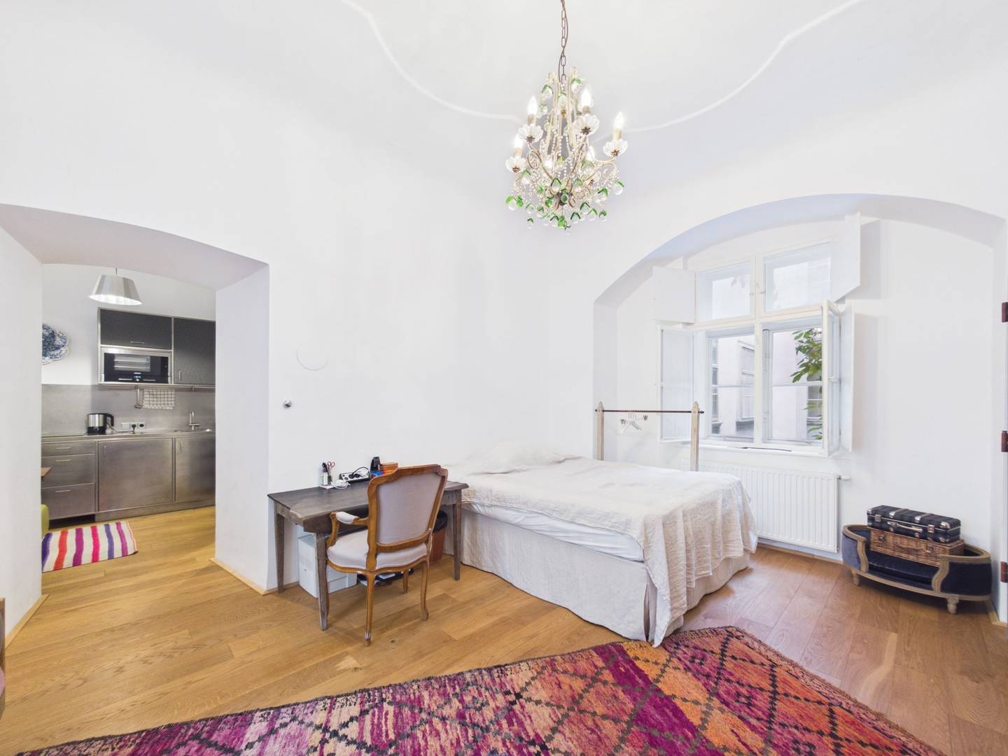 Charming altbauwohnung calm to courtyard with lift