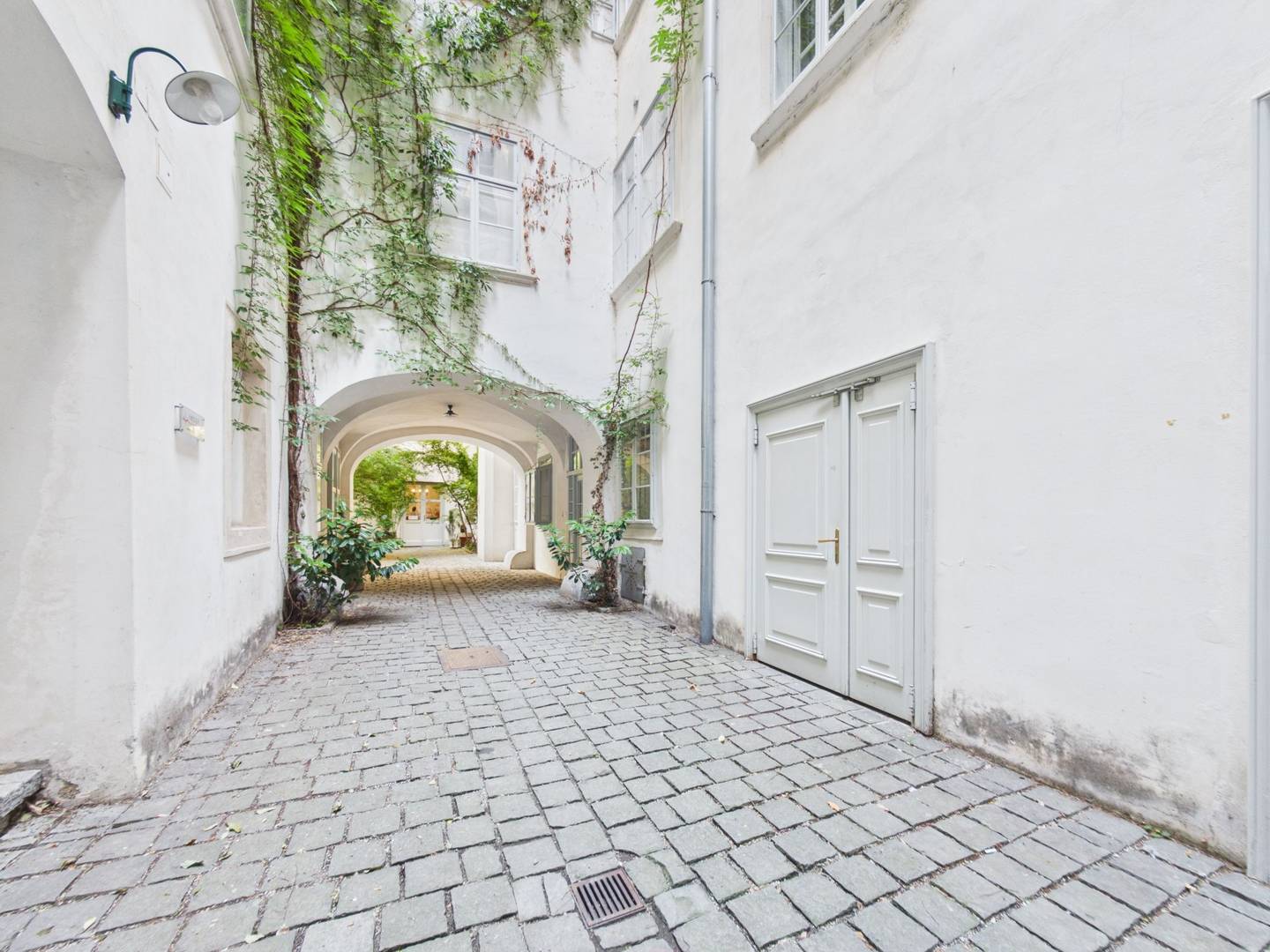 Charming altbauwohnung calm to courtyard with lift