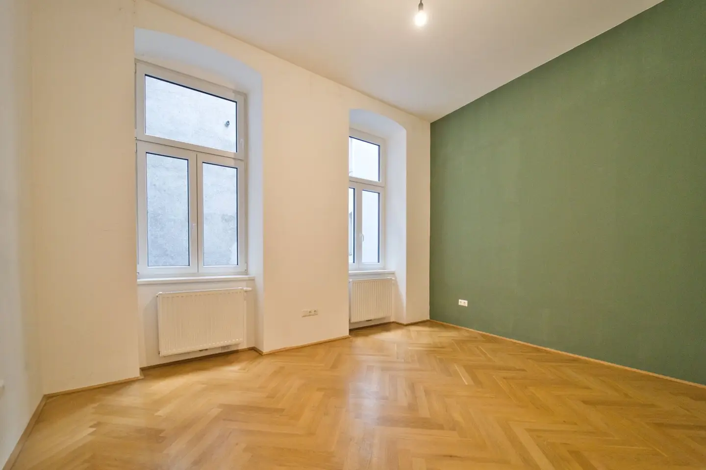 Move-in ready 2-room period apartment very good layout TOP location