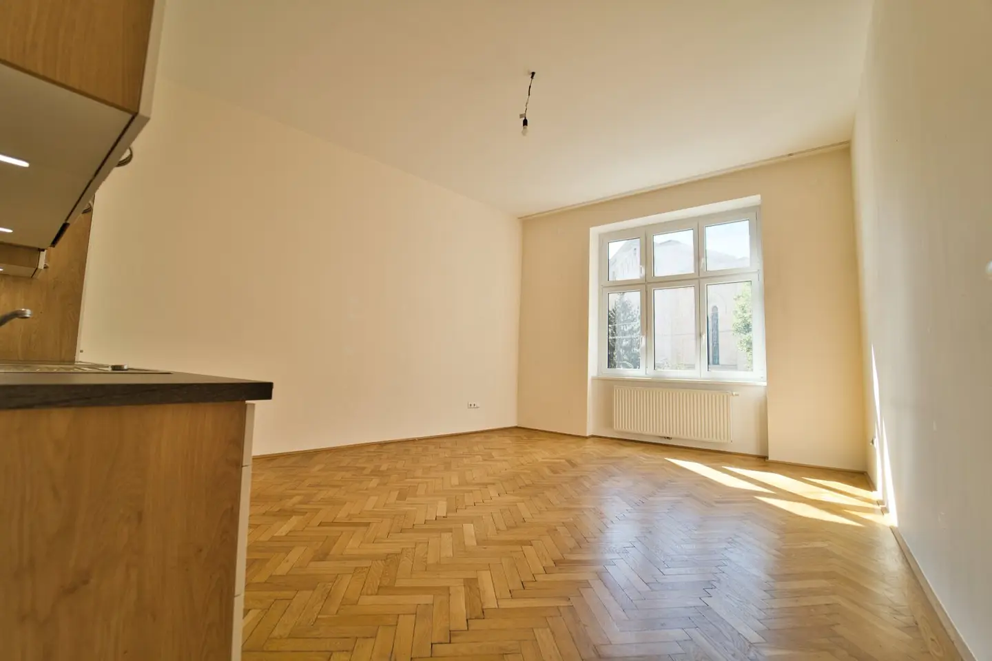 Move-in ready 2-room period apartment very good layout TOP location
