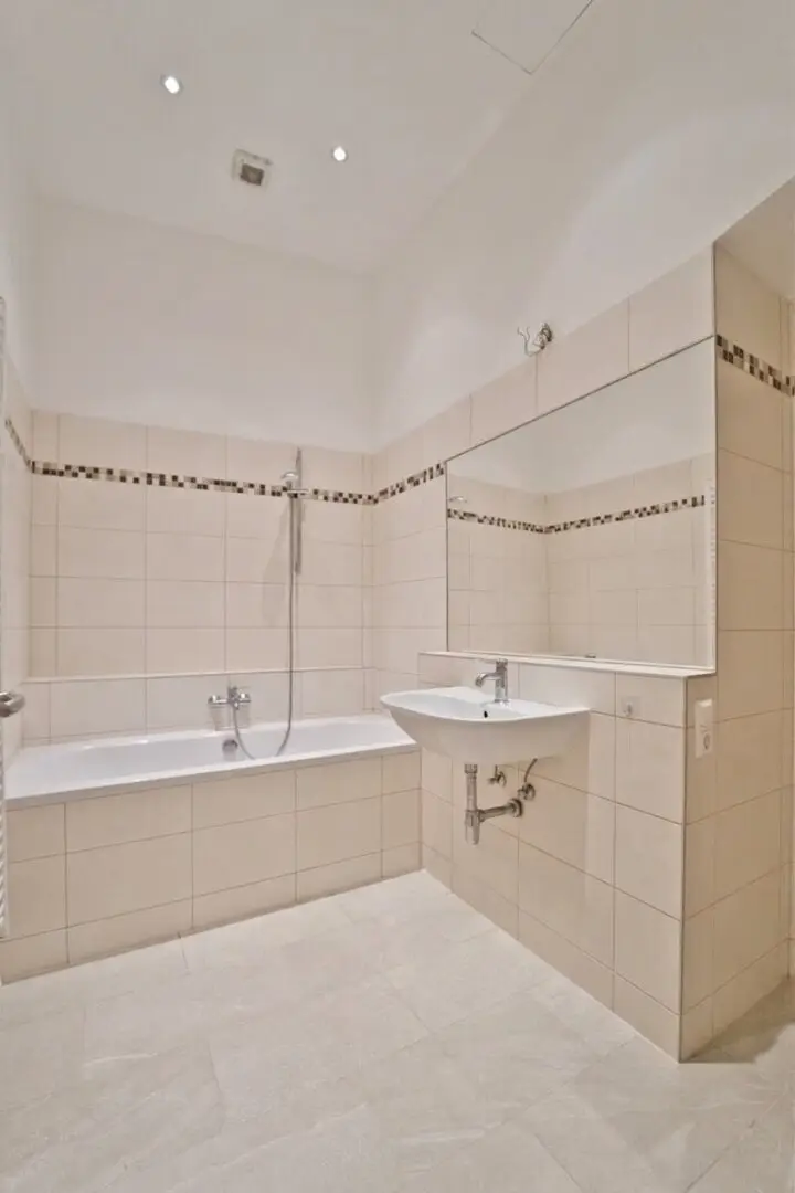 Move-in ready 2-room period apartment very good layout TOP location