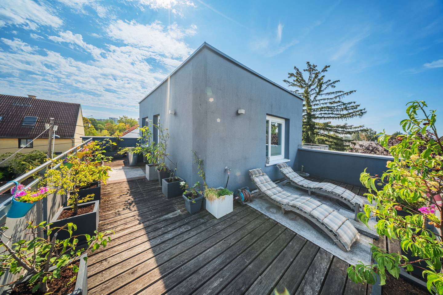 Lichtdurchflutete Familienwohnung mit Garten und Dachterrasse