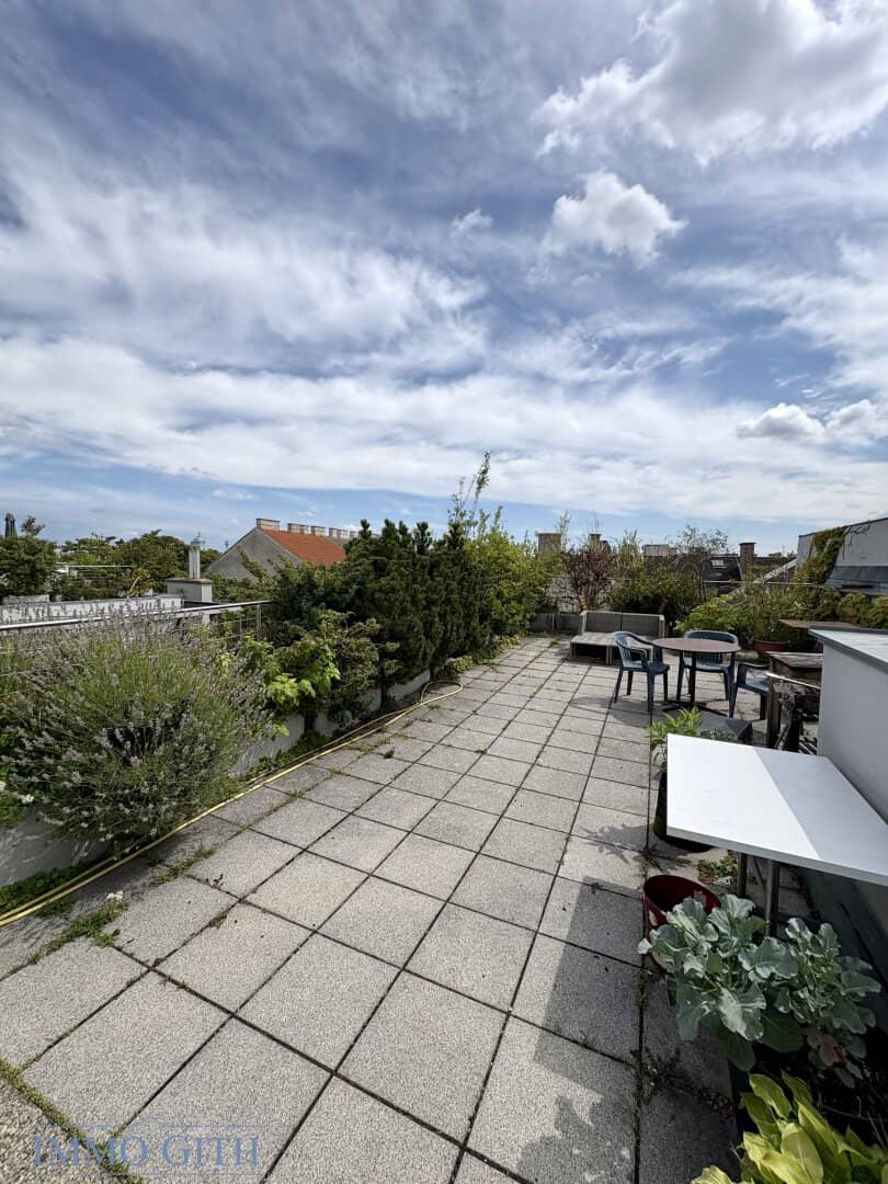 Open-ended, well-maintained 2-room old building apartment with shared terrace for rent