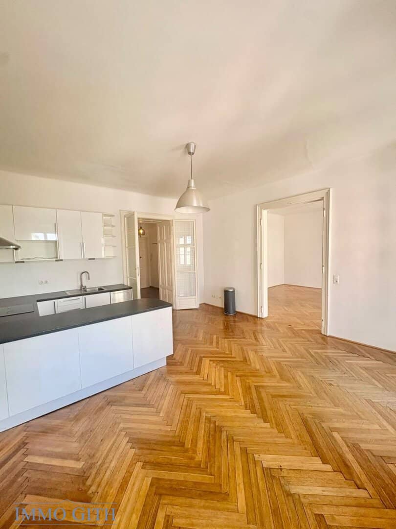 Open-ended, well-maintained 2-room old building apartment with shared terrace for rent