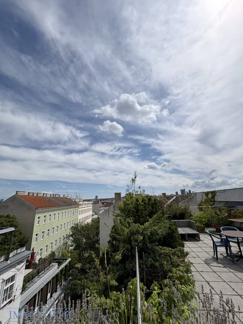 Open-ended, well-maintained 2-room old building apartment with shared terrace for rent