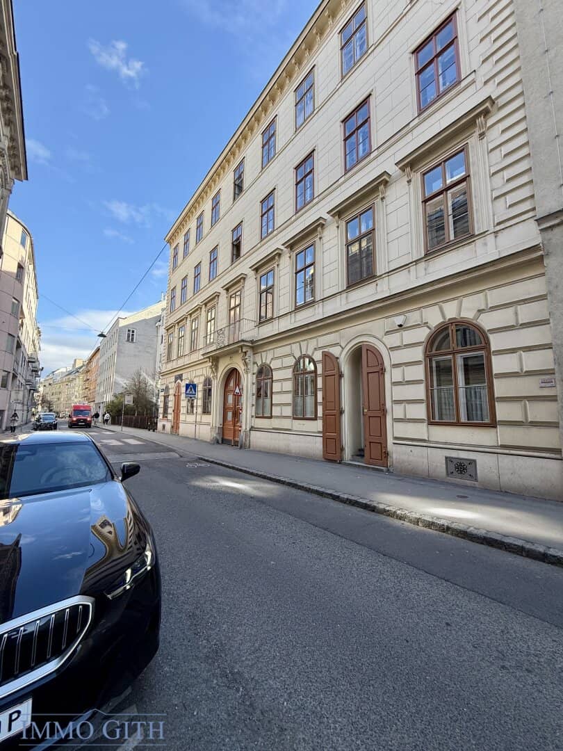 Open-ended, well-maintained 2-room old building apartment with shared terrace for rent