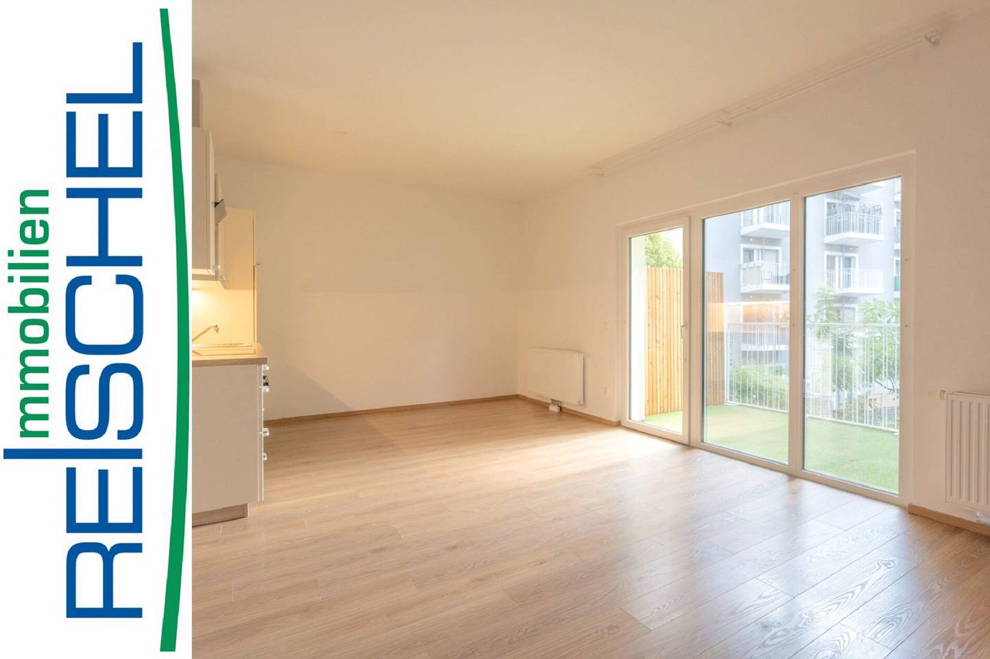 Bright apartment with balcony near the lake park