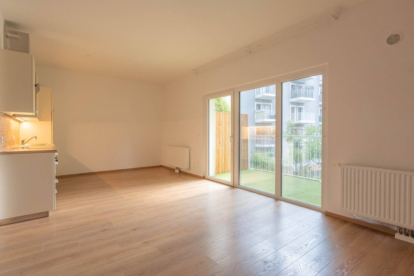 Bright apartment with balcony near the lake park