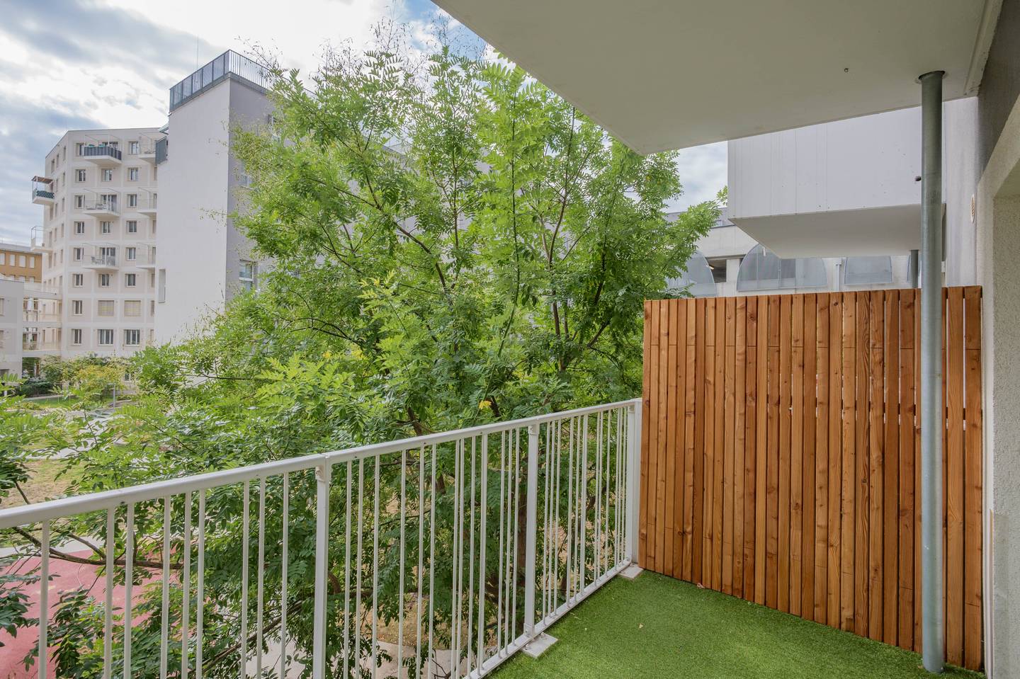Bright apartment with balcony near the lake park