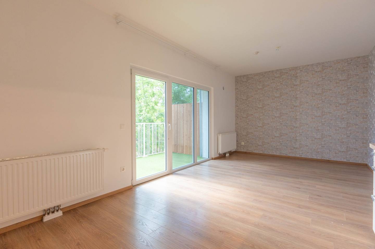 Bright apartment with balcony near the lake park