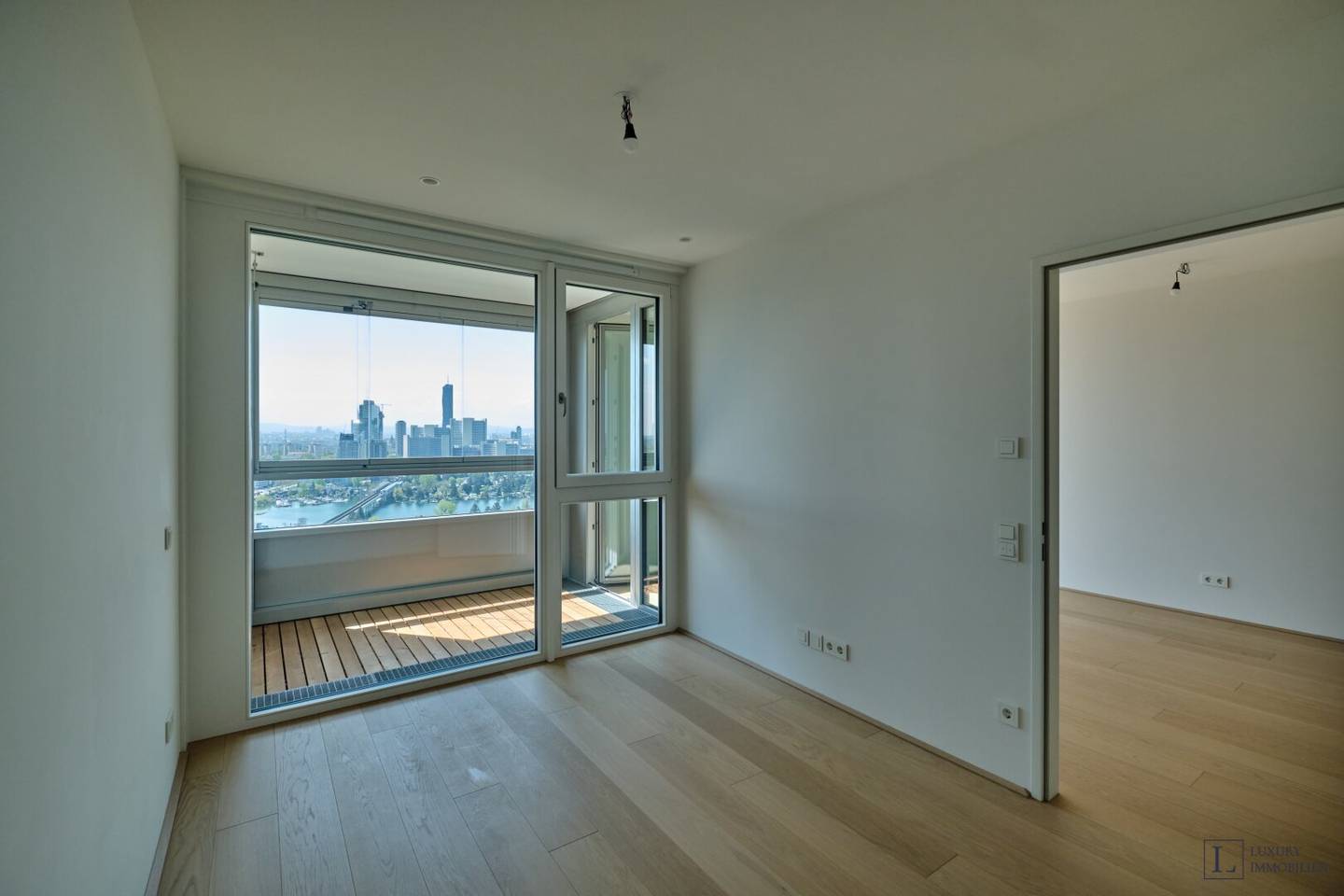 Newly built first occupancy with extensive view from the 24th floor over the Alte Donau and Vienna International Center